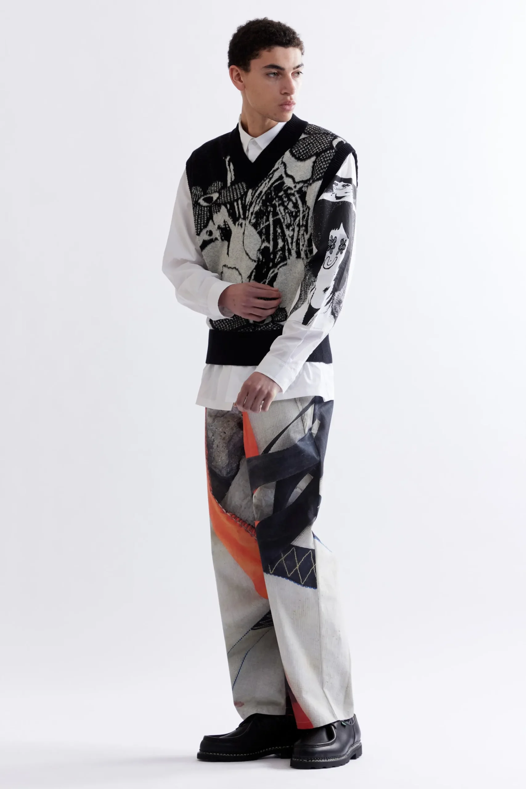 ARRANGEMENT V-NECK KNITTED VEST